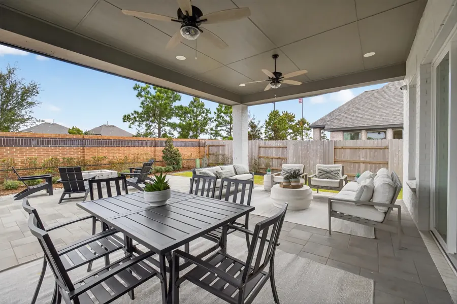 Covered patio with outdoor dining